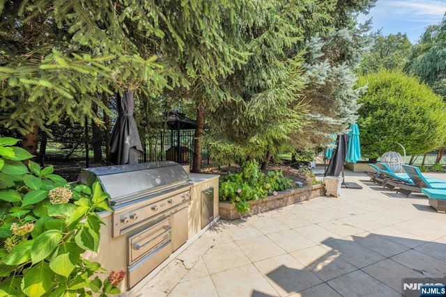 186 Hoover Drive, Cresskill, NJ 07626