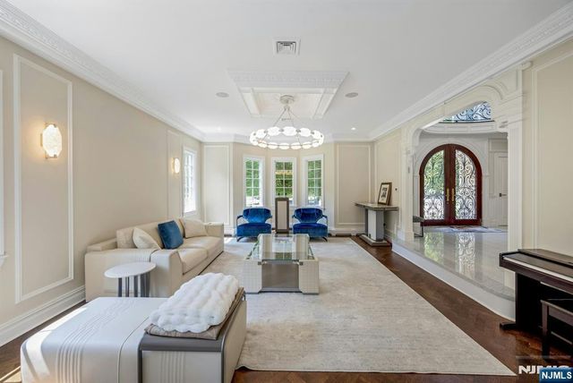 186 Hoover Drive, Cresskill, NJ 07626