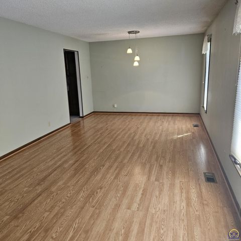 3000 SW 35th ST, Topeka, KS 66614