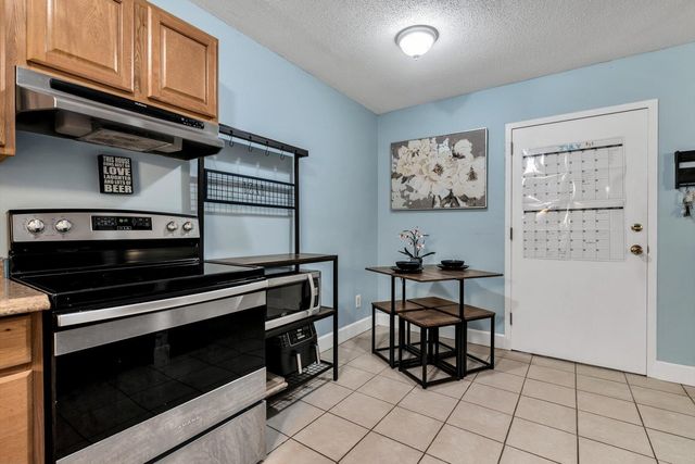 17 Chapel Hill Drive 1, Plymouth, MA 02360