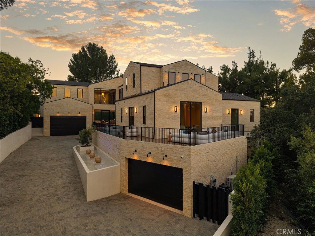 16093 Royal Oak Road, Encino, CA 91436 — exterior