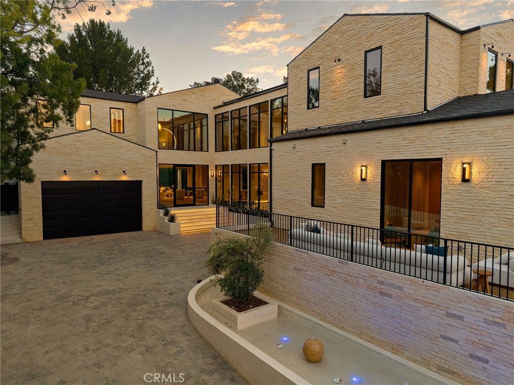 16093 Royal Oak Road, Encino, CA 91436 — photo 2