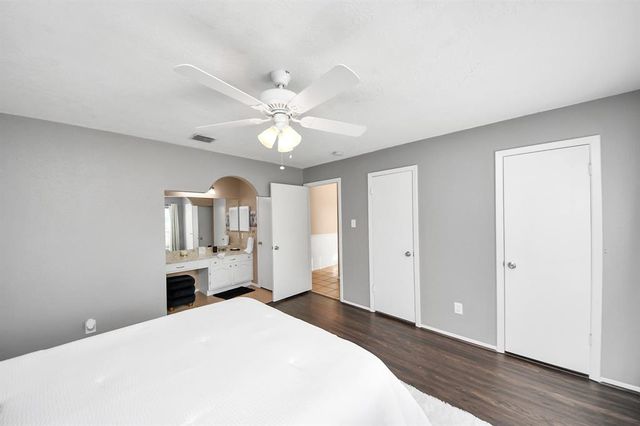 2315 Colonial Ridge Drive, Friendswood, TX 77546
