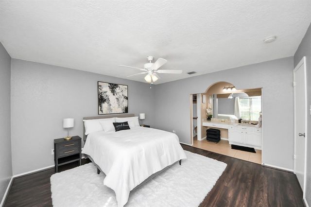 2315 Colonial Ridge Drive, Friendswood, TX 77546