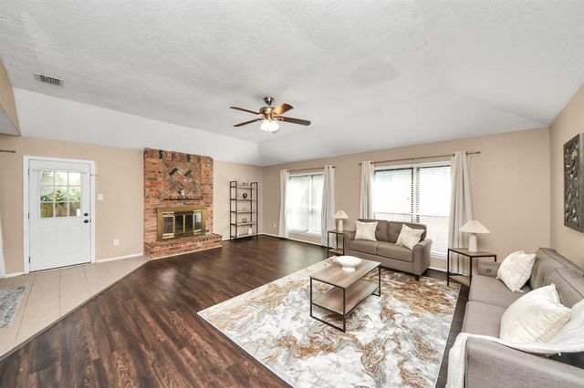 2315 Colonial Ridge Drive, Friendswood, TX 77546
