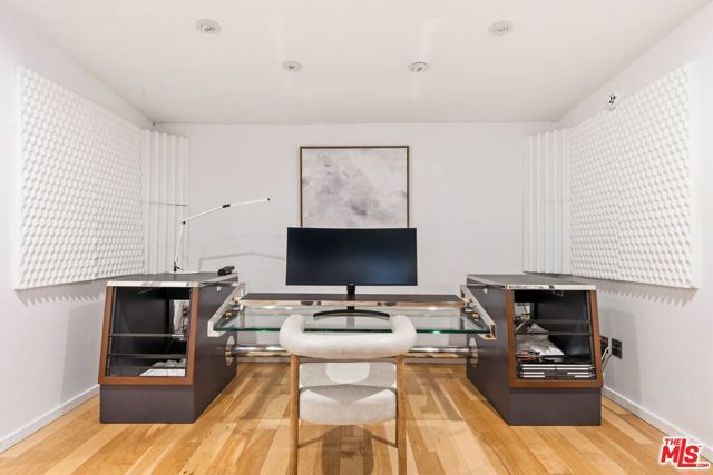133 N Kilkea Drive, Los Angeles, CA 90048