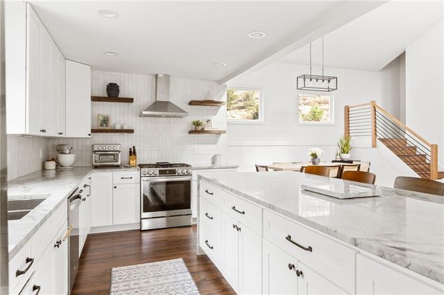 110 Lake Top Court, Roswell, GA 30076