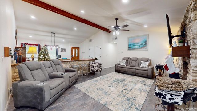 8258 Phoenix, Universal City, TX 78148