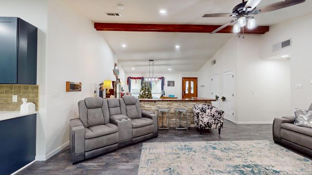 8258 Phoenix, Universal City, TX 78148