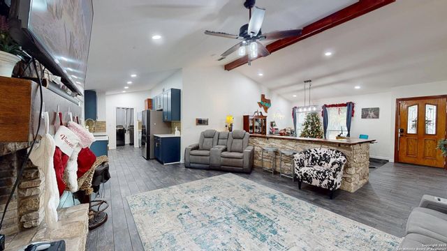 8258 Phoenix, Universal City, TX 78148