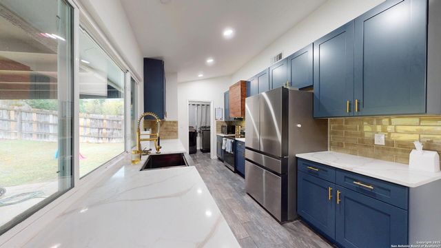 8258 Phoenix, Universal City, TX 78148