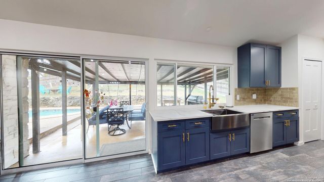 8258 Phoenix, Universal City, TX 78148