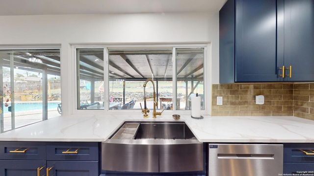 8258 Phoenix, Universal City, TX 78148