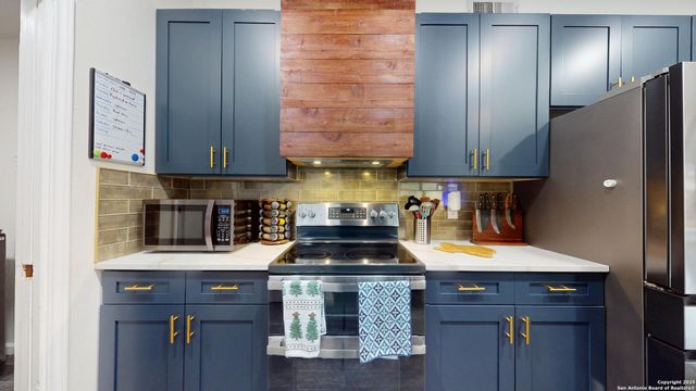 8258 Phoenix, Universal City, TX 78148