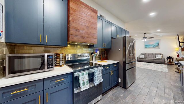 8258 Phoenix, Universal City, TX 78148