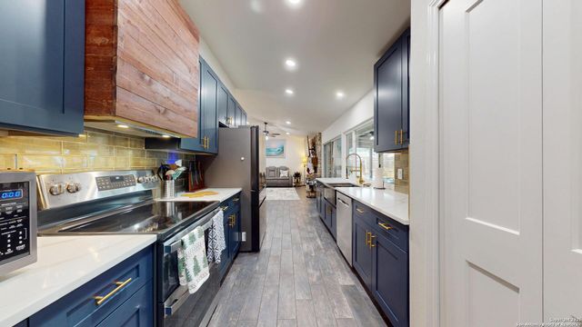 8258 Phoenix, Universal City, TX 78148