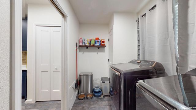 8258 Phoenix, Universal City, TX 78148