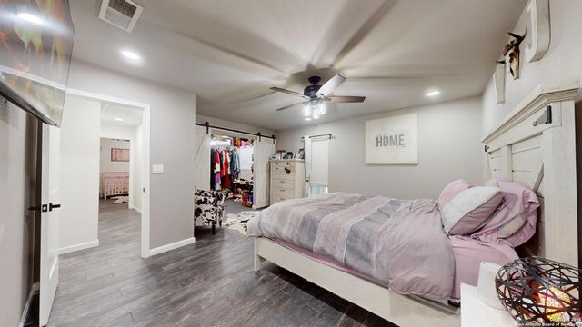 8258 Phoenix, Universal City, TX 78148