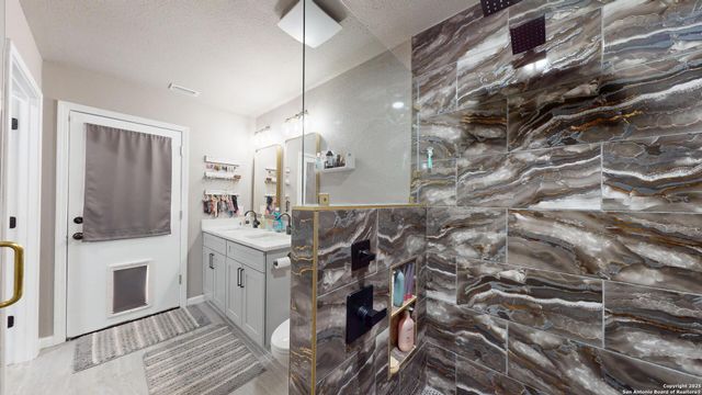 8258 Phoenix, Universal City, TX 78148