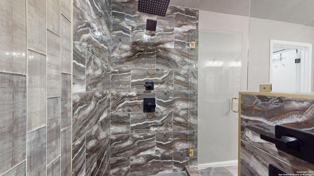 8258 Phoenix, Universal City, TX 78148