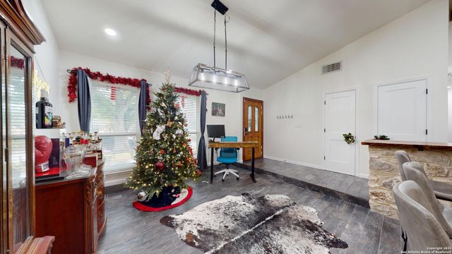 8258 Phoenix, Universal City, TX 78148