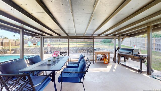 8258 Phoenix, Universal City, TX 78148