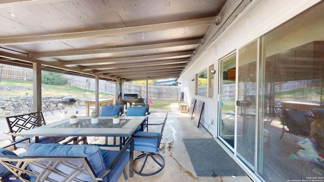 8258 Phoenix, Universal City, TX 78148