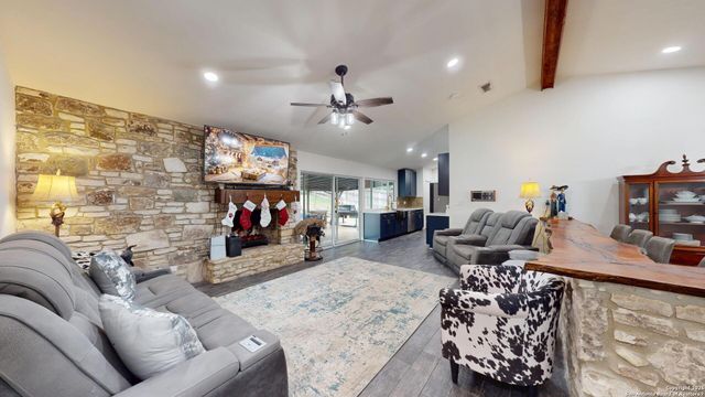 8258 Phoenix, Universal City, TX 78148