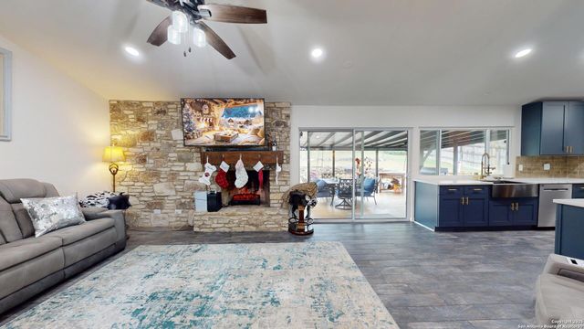 8258 Phoenix, Universal City, TX 78148