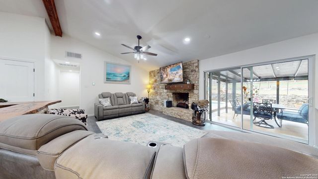 8258 Phoenix, Universal City, TX 78148