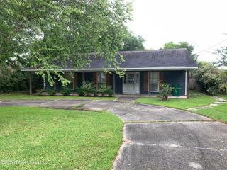 606 Beyer Drive, Bay Saint Louis, MS 39520