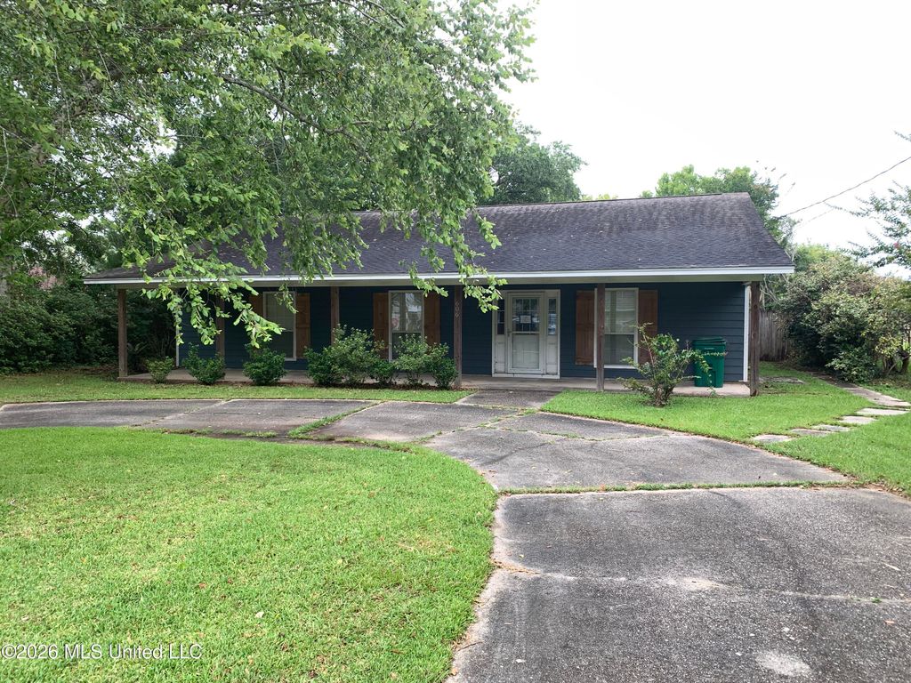 606 Beyer Drive, Bay Saint Louis, MS 39520