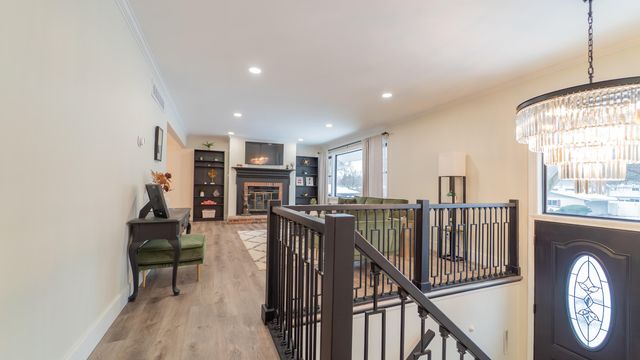 1324 Vivian Lane, Munster, IN 46321