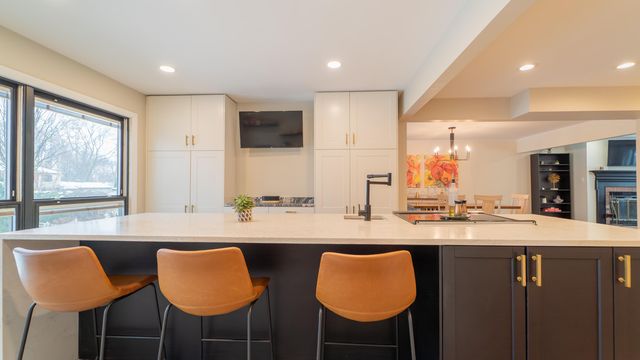 1324 Vivian Lane, Munster, IN 46321