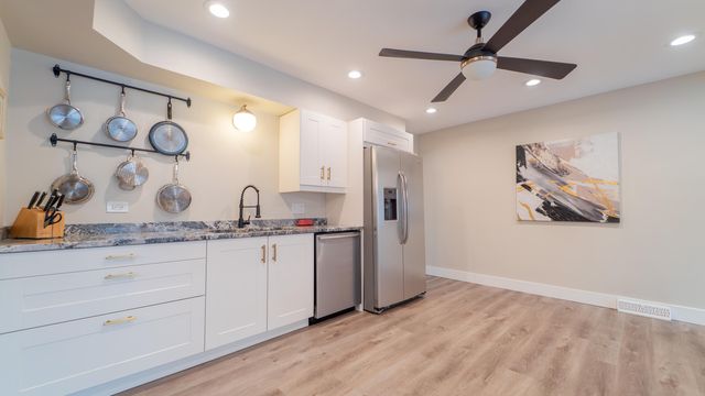 1324 Vivian Lane, Munster, IN 46321