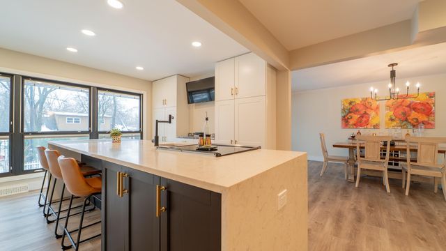 1324 Vivian Lane, Munster, IN 46321