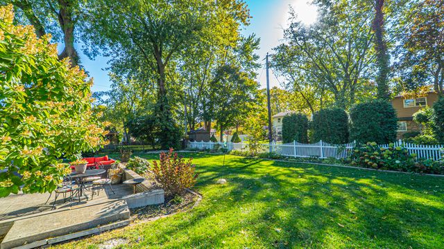 1324 Vivian Lane, Munster, IN 46321