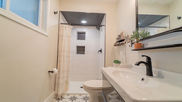 1324 Vivian Lane, Munster, IN 46321