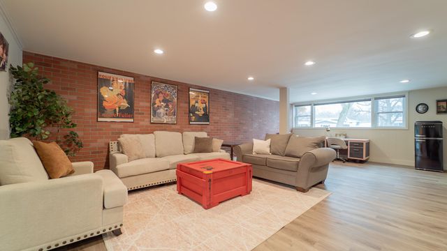 1324 Vivian Lane, Munster, IN 46321