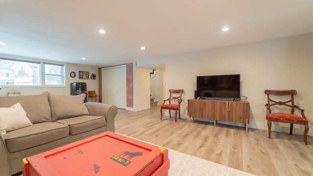 1324 Vivian Lane, Munster, IN 46321