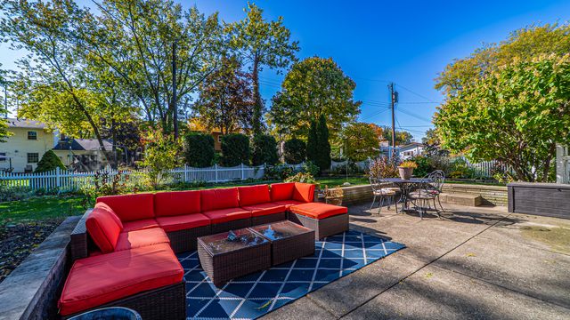 1324 Vivian Lane, Munster, IN 46321