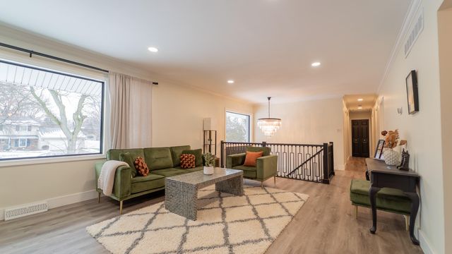 1324 Vivian Lane, Munster, IN 46321