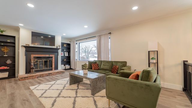 1324 Vivian Lane, Munster, IN 46321