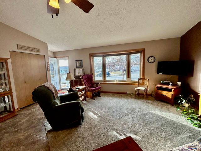 430 TAMARACK DR, Rapid City, SD 57701