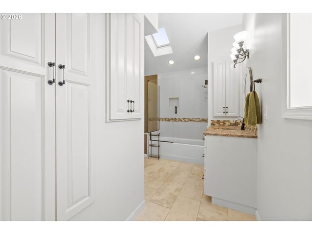 8716 Nw BAILEY St, Portland, OR 97231