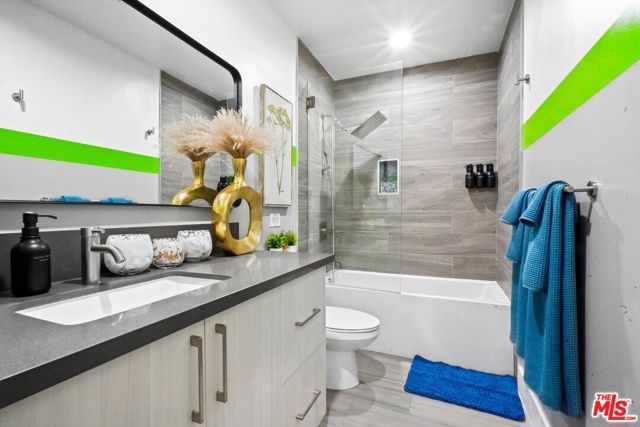 5853 Vineland Avenue A, Los Angeles, CA 91601