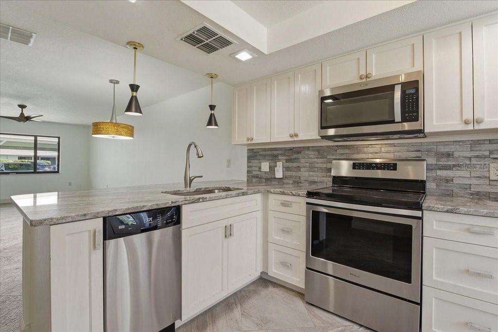 Image 9 of property listing at 2761 COUNTRYSIDE BOULEVARD 105, Clearwater, FL 33761