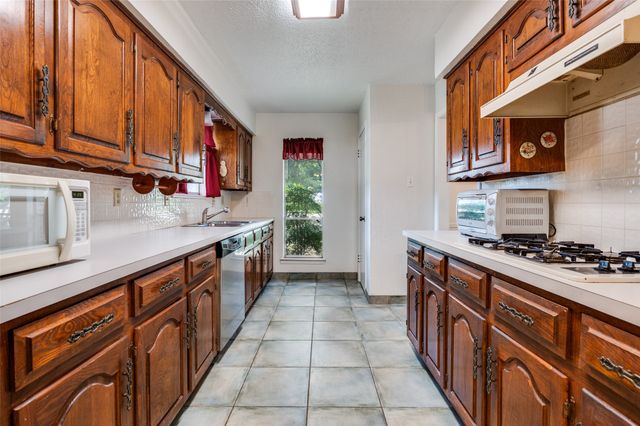 902 Nature Drive, Duncanville, TX 75116