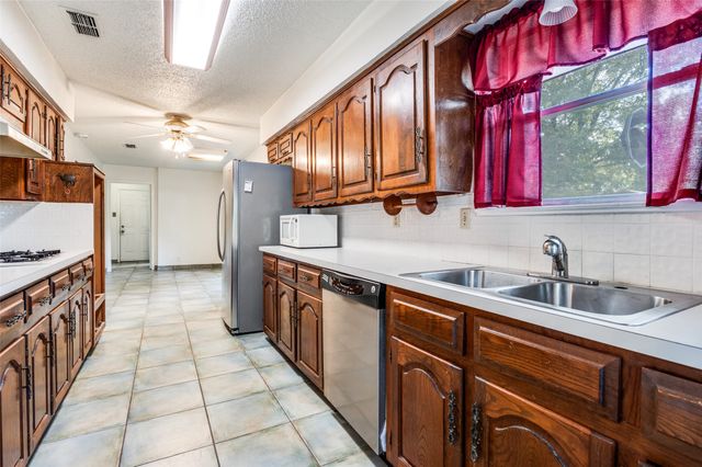 902 Nature Drive, Duncanville, TX 75116