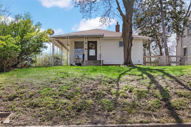 1285 30th Street NE, Cedar Rapids, IA 52402
